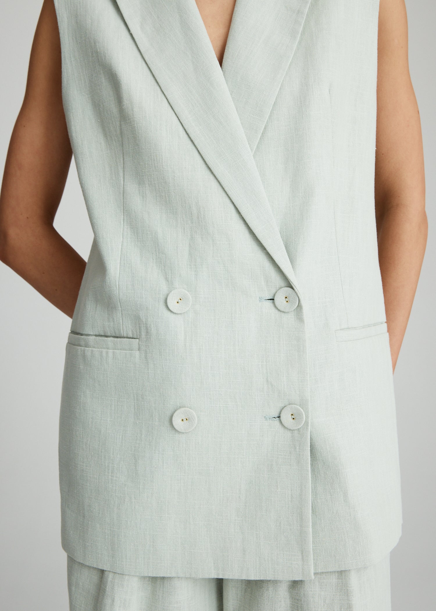 CLOVE VEST
