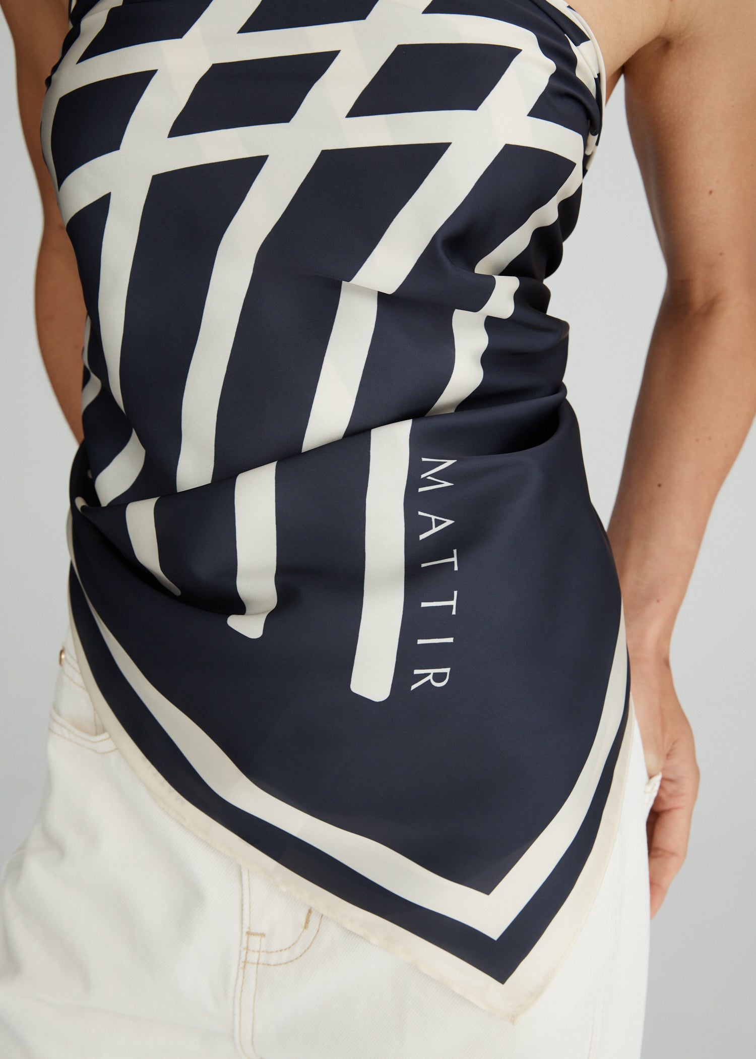 MATTIR SCARF IN CHARCOAL